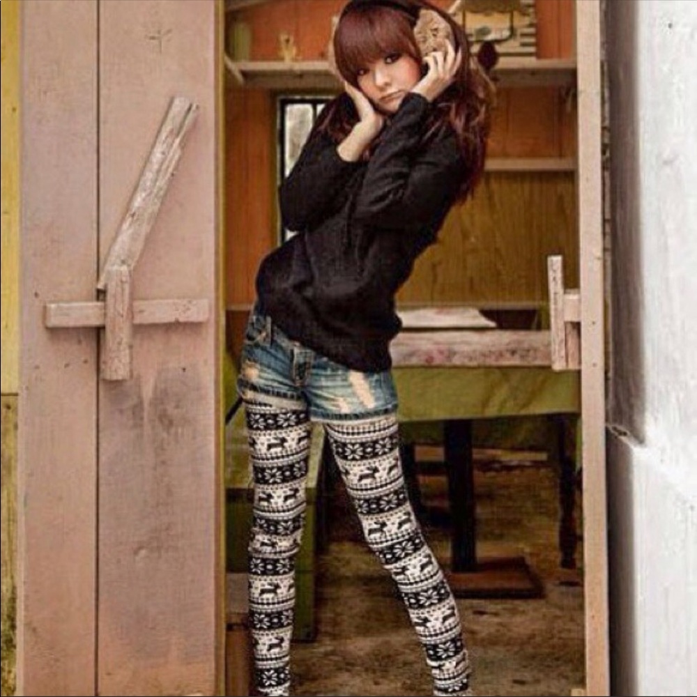 Snowflakes and Reindeers Leggings